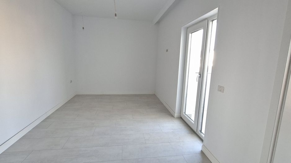 Duplex spatios cu garaj si pereti dublii - Poză 17