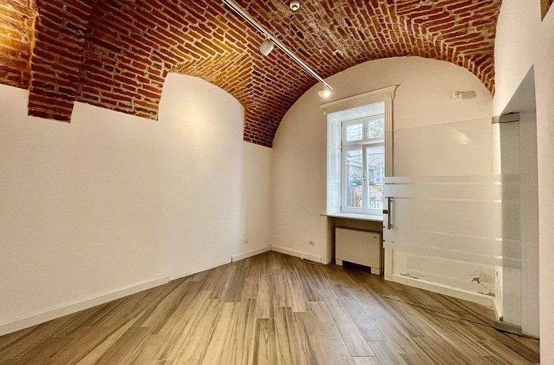 Spatiu birou in cladire istorica restaurata - Poză 11