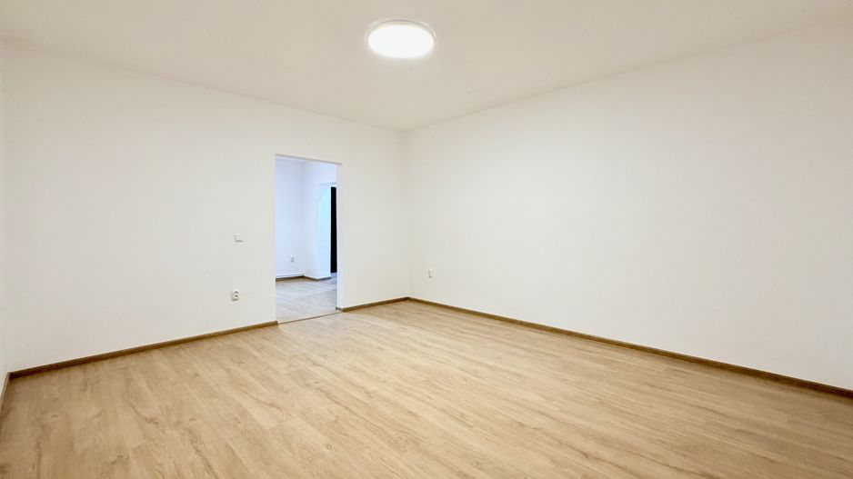 Spațiu comercial de închiriat – artera principală în nordul orașului. - Poză 11