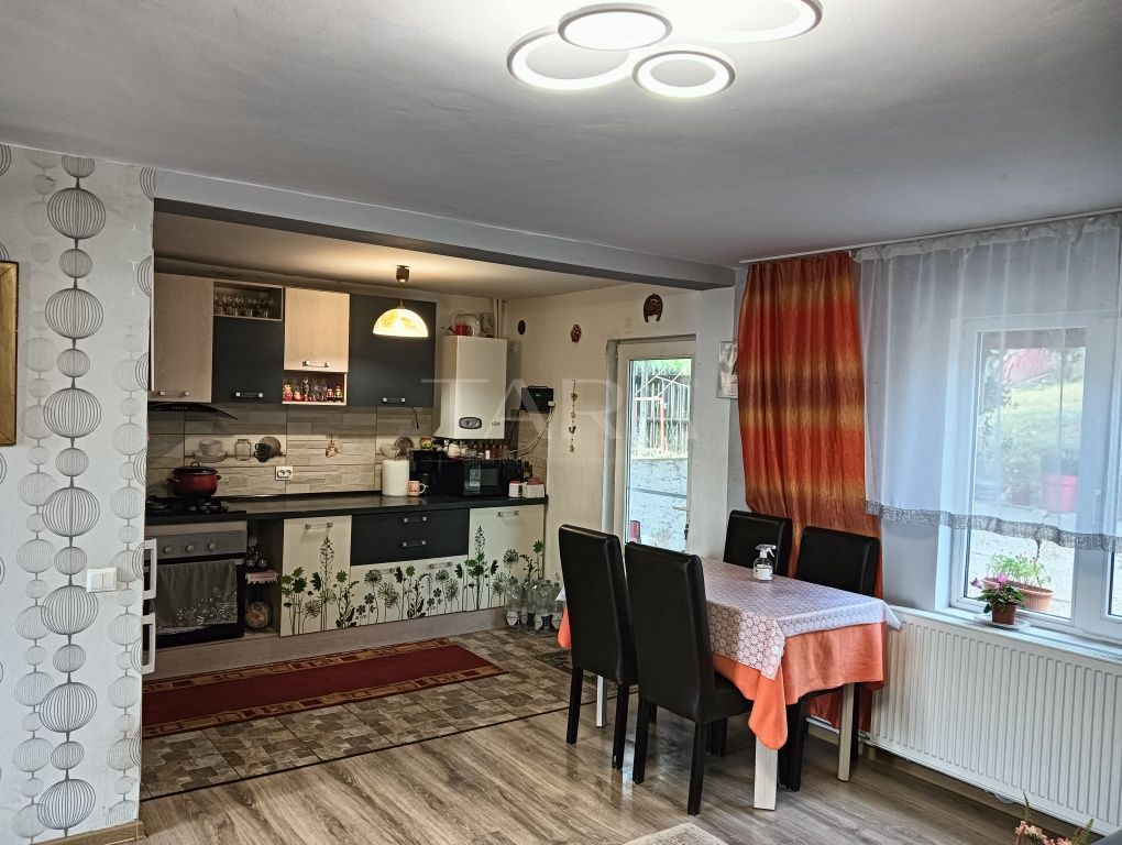 Casă spațioasă, 556 mp teren – Câmpenești, mobilată și utilată - Poză 2