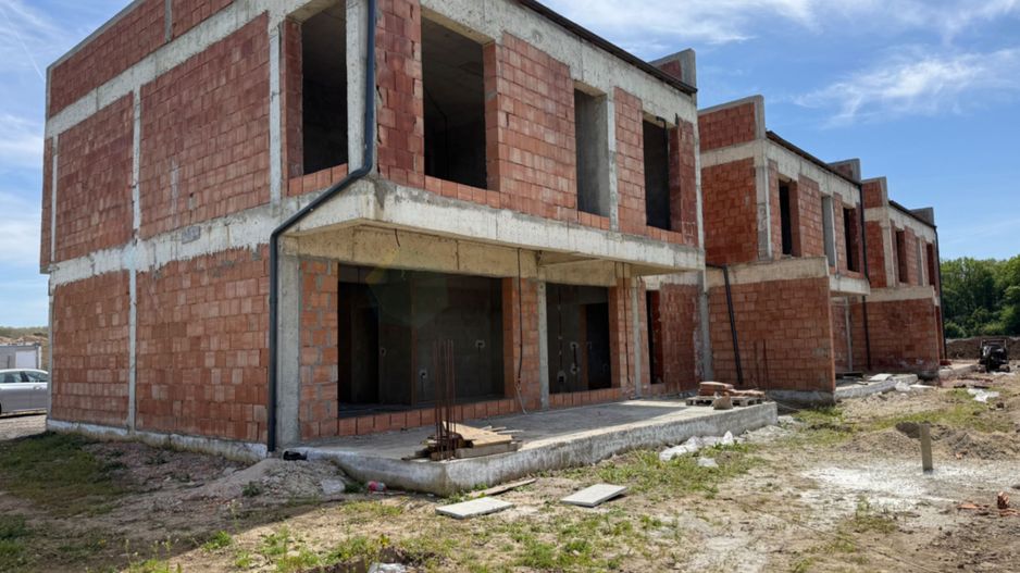 Eleganță și natură: vilă urbană exclusivistă în Tunari - Poză 1