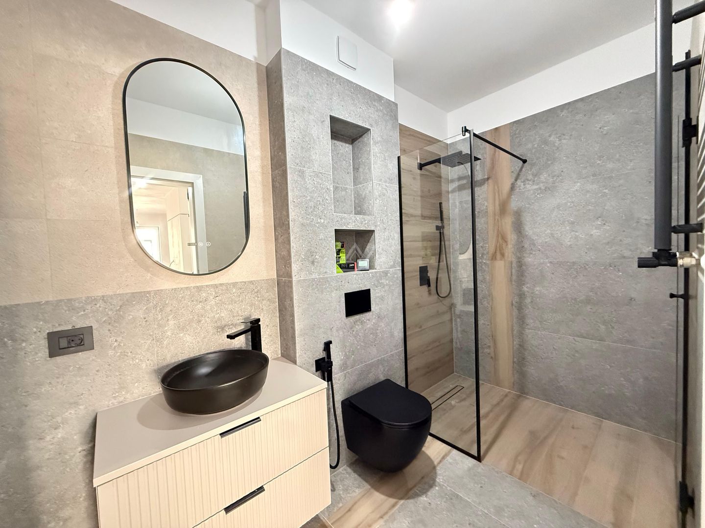 Ap pe 2 niveluri. 4 camere, 2 bai. 2 locuri de parcare. - Poză 4