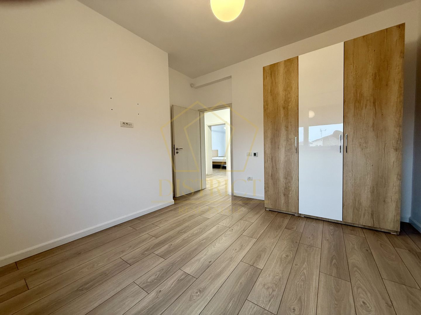 Duplex despartit prin garaj cu 5 camere  |  Dumbravita - Poză 10