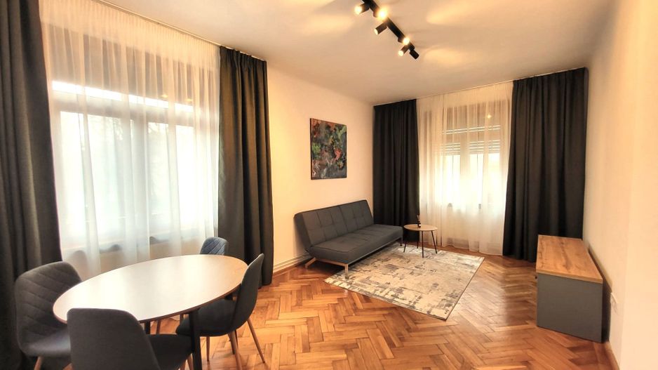 Zona Spitalului Judetean, 2 camere decomandate, renovate complet - Poză 1
