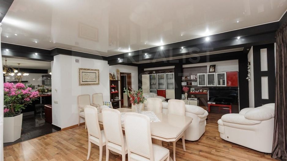 Vânzare, penthouse cu suprafața de 227 mp, str. Romană, Ungheni - Poză 1