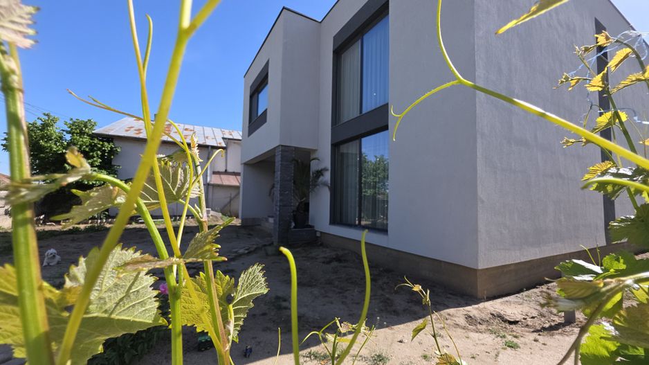 Vila intr-un peisaj idilic la 15 minute de capitala, pret imbatabil! - Poză 4