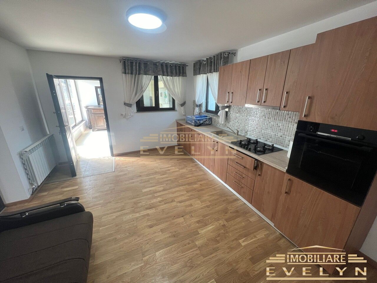 Casa de vanzare in Cristesti la strada principala, renovata complet !! - Poză 4