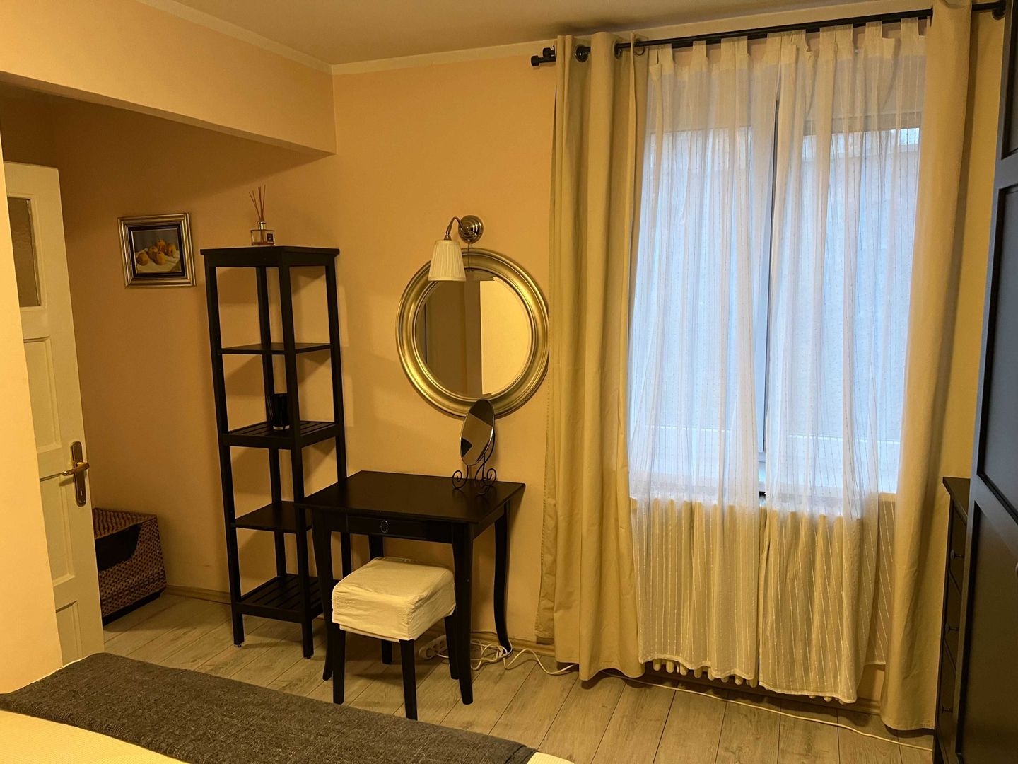 Apartament superb 2 camere, de închiriat, Piața Romană, balcon, vedere spre parc - Poză 4