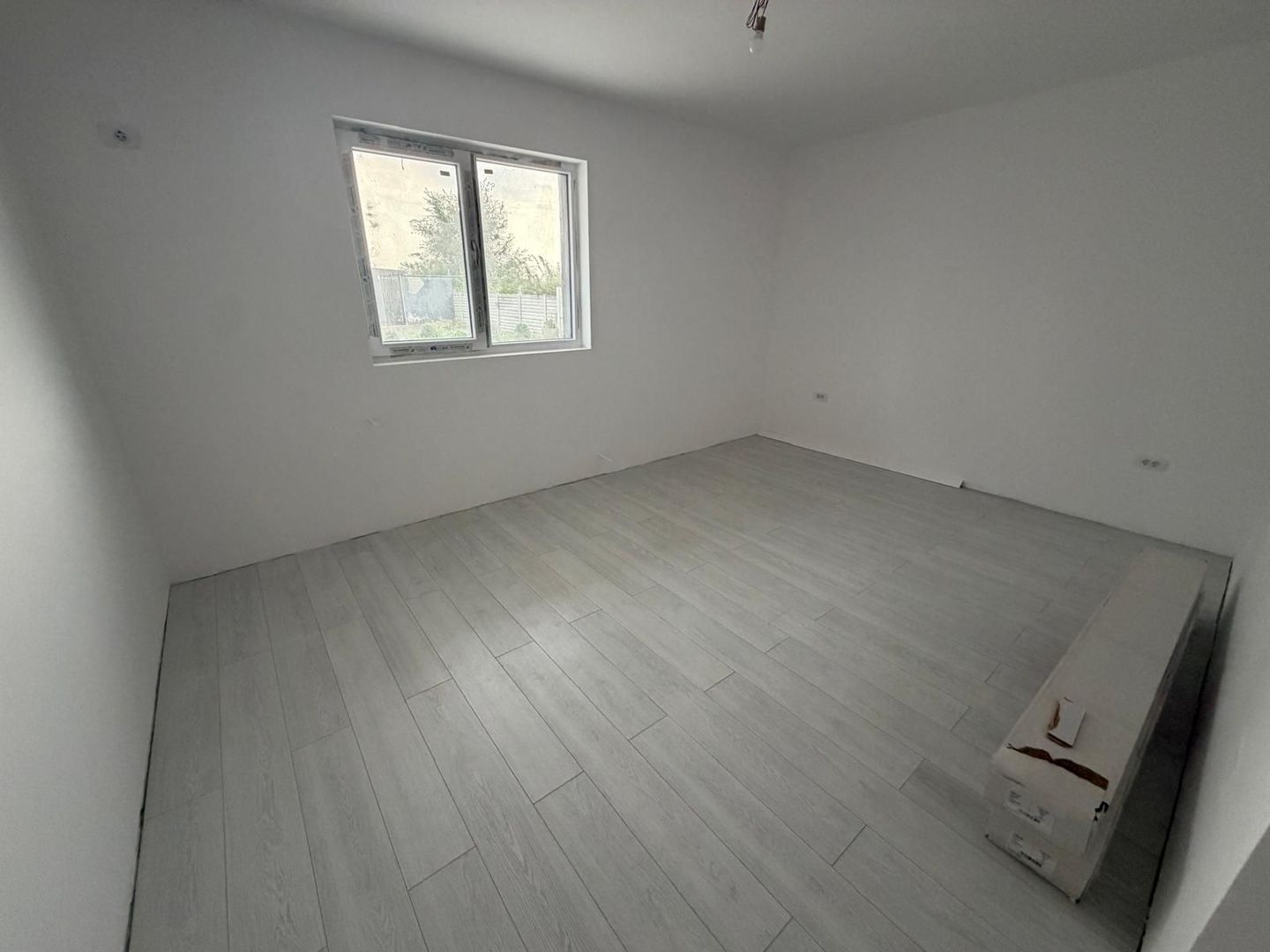 AP. 2 CAMERE- CURTE 40 MP, CENTRALA PROPRIE, PARCARE , COMISION 0% - Poză 2