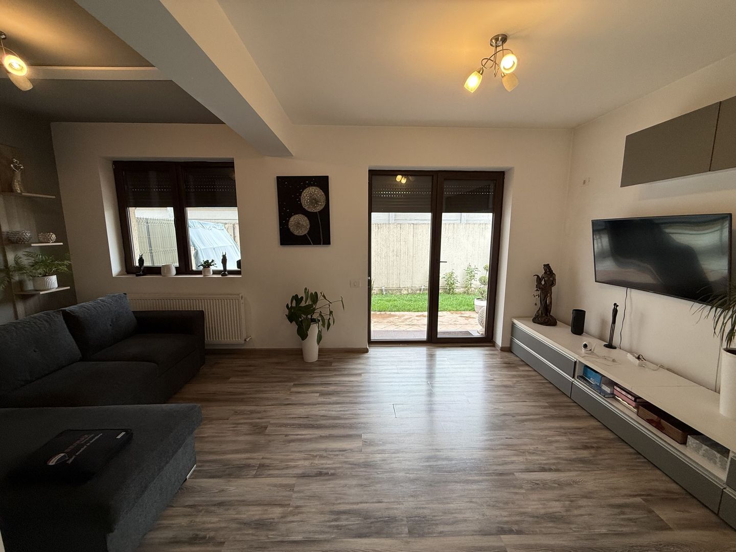 Casă înșiruită complet mobilată + curte+ 2 parcari în complex inchis! - Poză 1