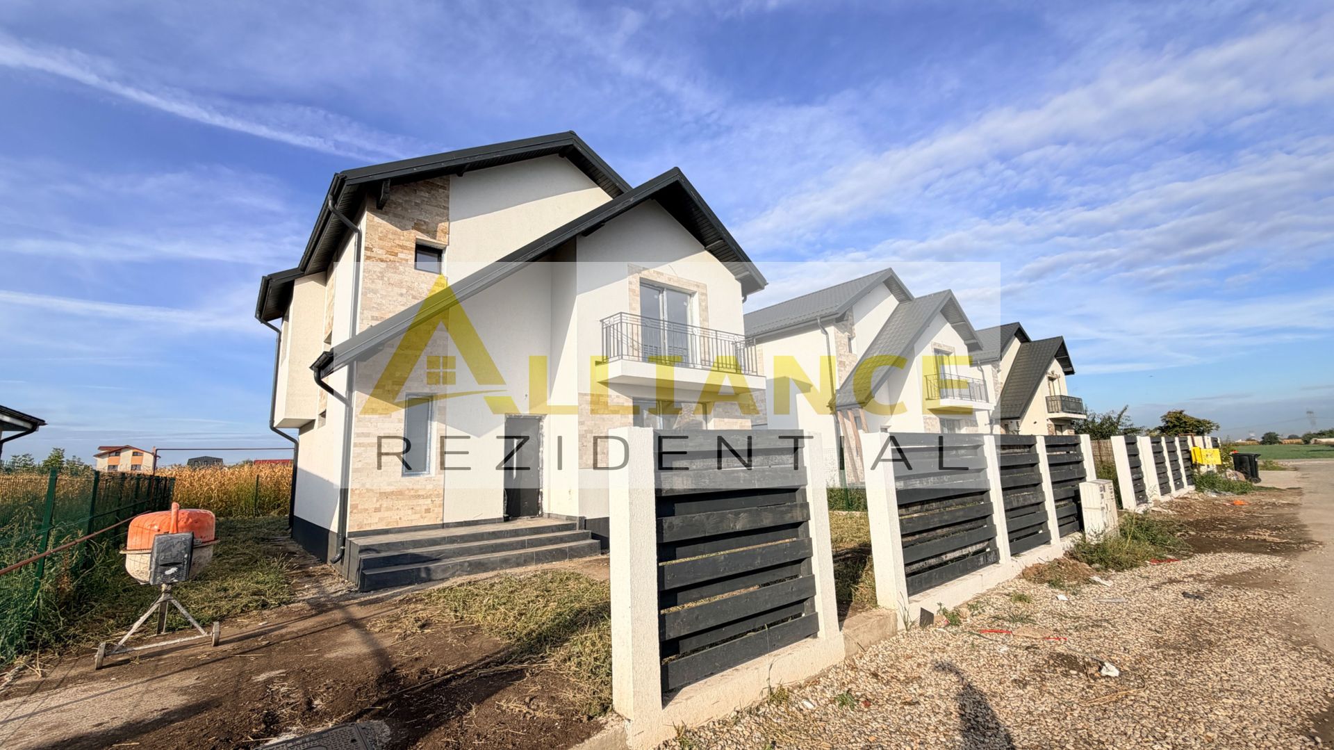 Casa 4 camere Comuna Berceni, teren 350 mp, incalzire in pardoseala! - Poză 1