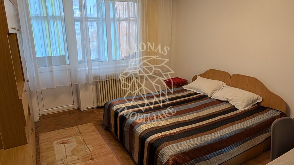 Apartament decomandat 3 camere-balcon-etaj 3-parcare-Central - Poză 1