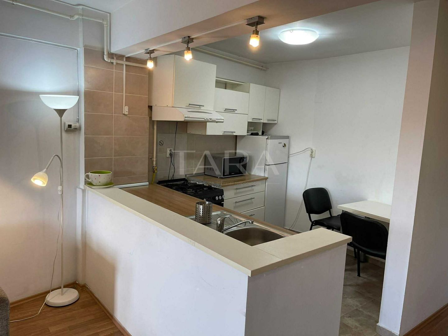 Apartament cu 2 camere, balcon generos, proximitatea Paltinia. - Poză 2