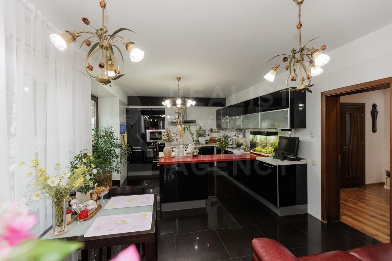 Vânzare, penthouse cu suprafața de 227 mp, str. Romană, Ungheni - Poză 7