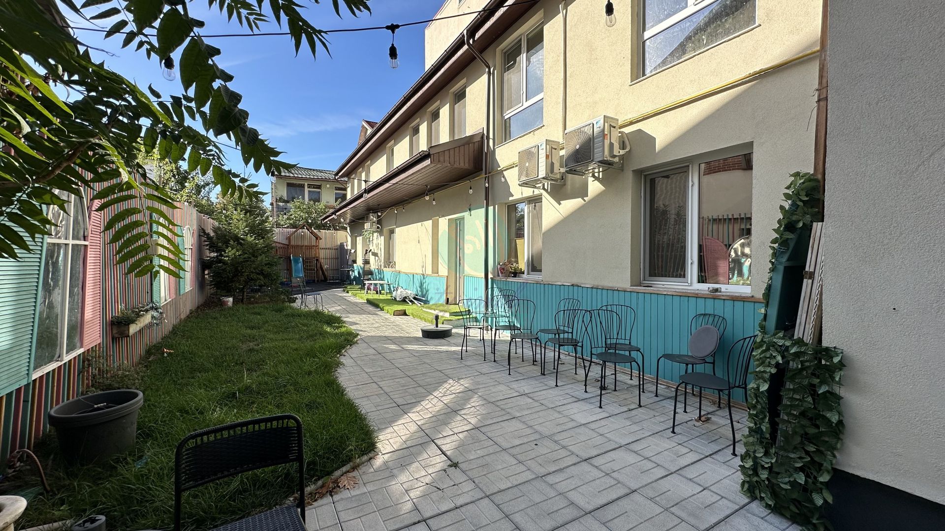 Casa cu o CURTE LIBERA genroasa - Poză 1