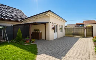 Casă spațioasă cu 8 camere, teren generos, oferă libertate și confort - Poză 18