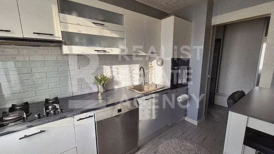 Vânzare, apartament cu 3 camere în zona Gorjului - Poză 1