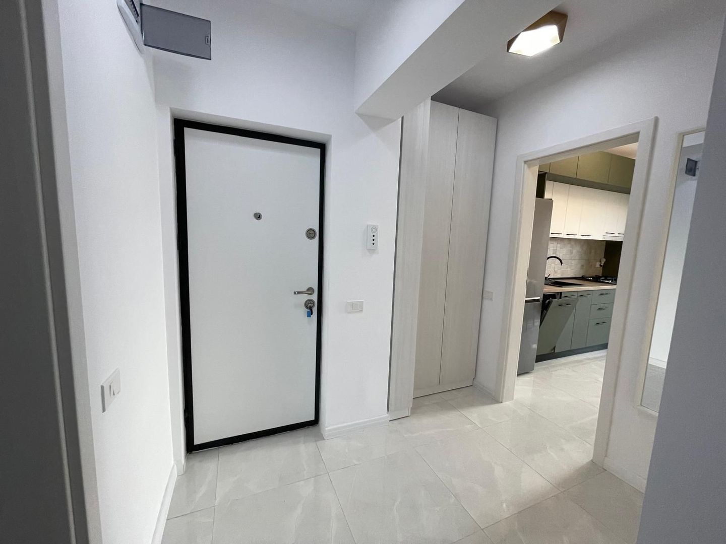 AP. 2 CAMERE- APARATORI,PARCARE INCLUSA, MASINA DE SPALAT VASE, METROU - Poză 9