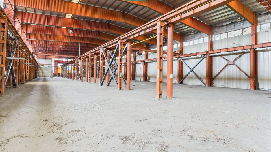 Hală industrială cu pod rulant și parcare betonată - Poză 2