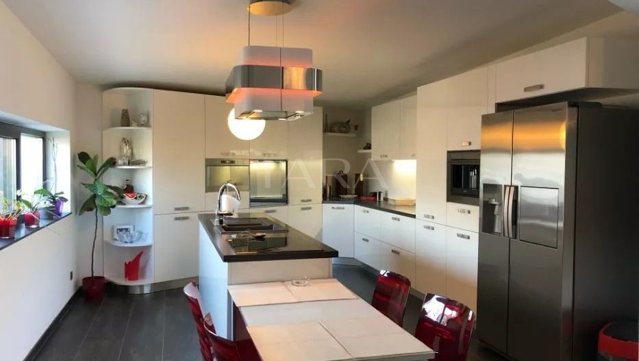 Vila deosebită cu 6 camere, piscină și grădină amenajată – Florești. - Poză 1