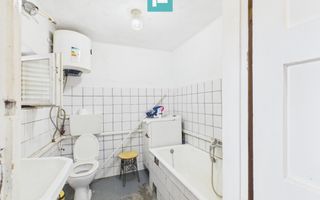 Casa în Cuvin la poalele dealului - Poză 7