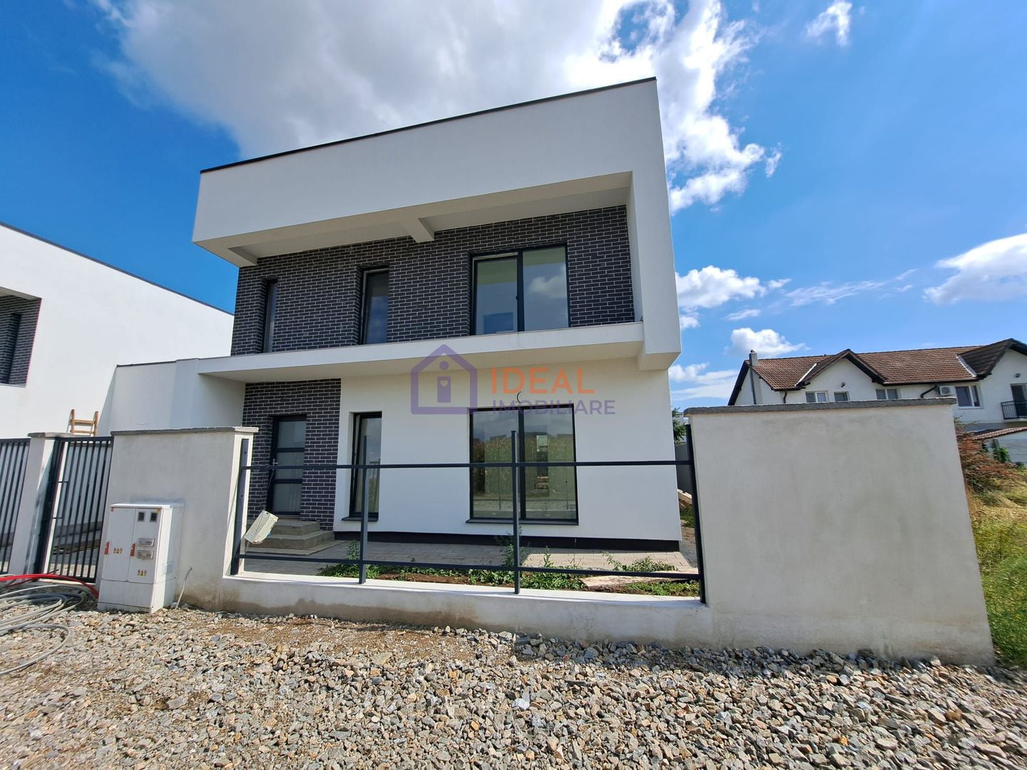 Casa Moderna cu 4 camere si garaj, in zona Trifoiului - Poză 1