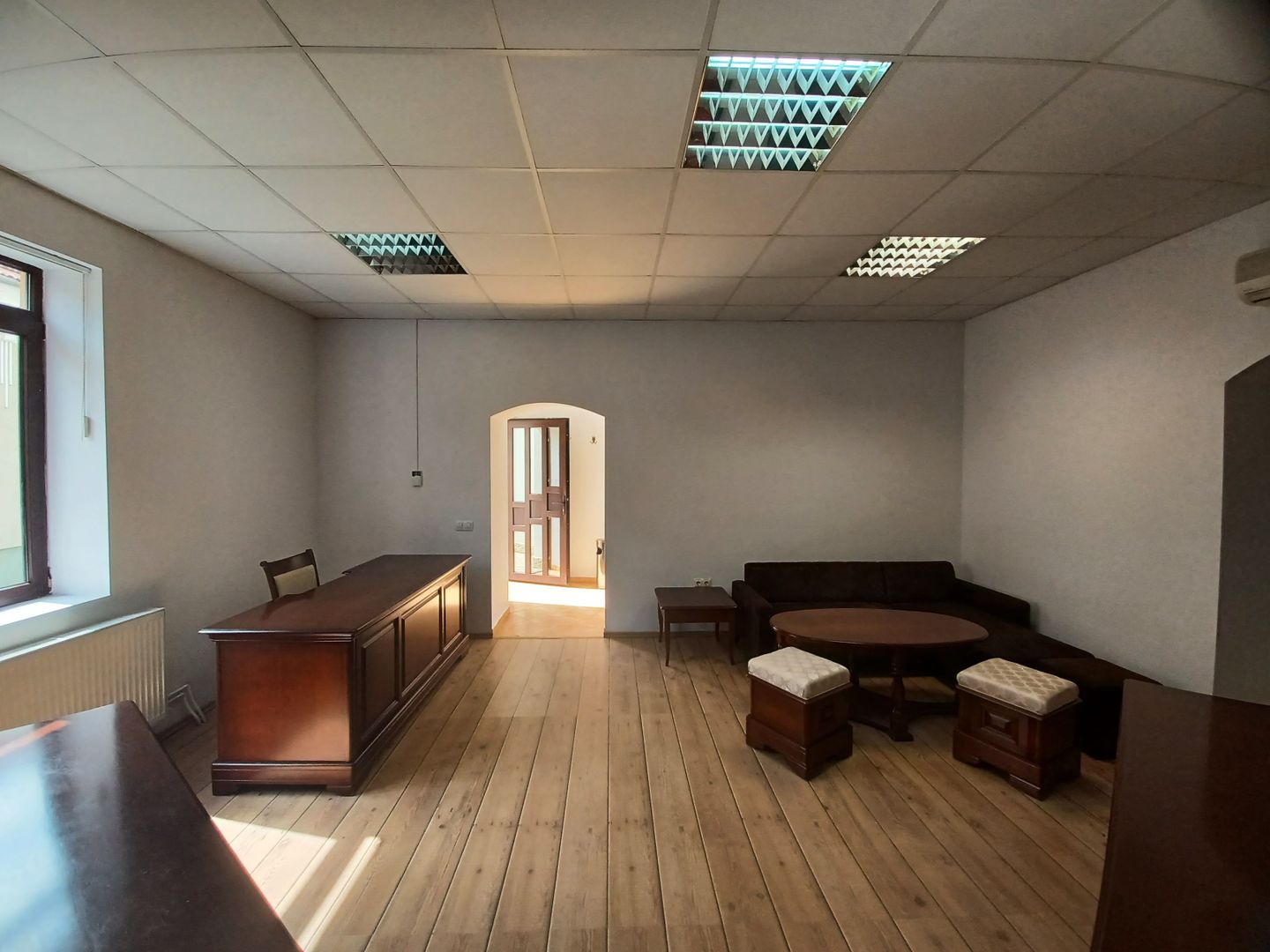 Birou, central, Ady Endre Oradea, 40 mp. 399 E/lună. Comision 0 - Poză 4