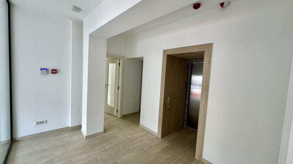 Cladire Brancoveneasca 30 de birouri 1100 mp dubla deschidere - Poză 18