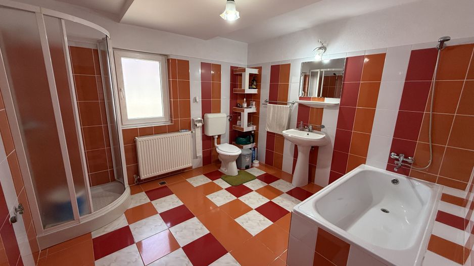 Vila construită in 2010 - P+1+pod - S=236 mp și curte 238 mp Campina! - Poză 9
