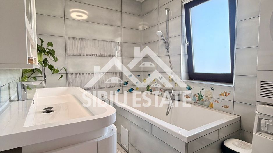 Duplex elegant cu 5 camere, 2 bai, curte in Cristian - Poză 8