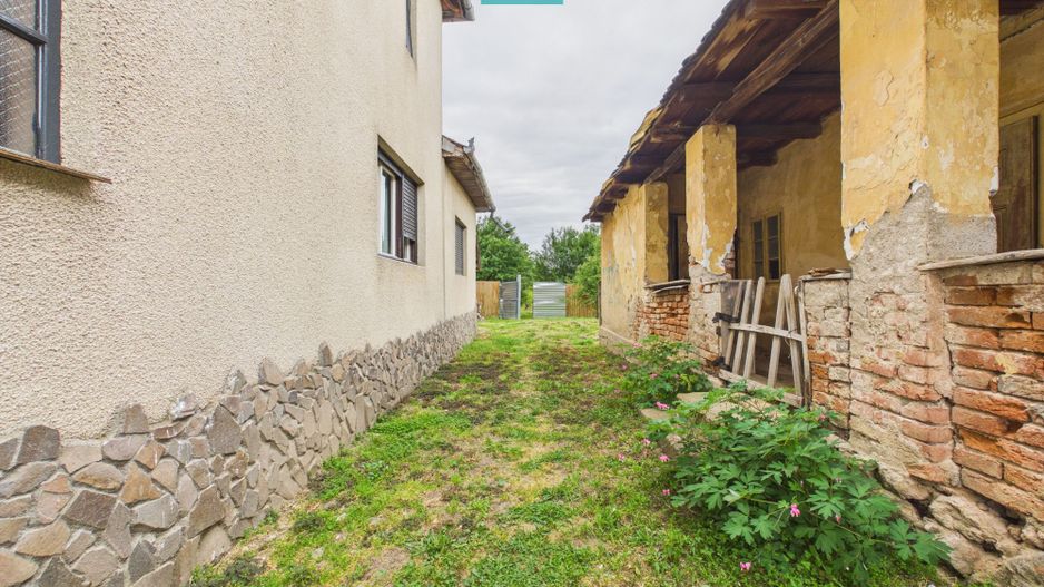 Casă P+M cu grădină generoasă în Ineu - Poză 23
