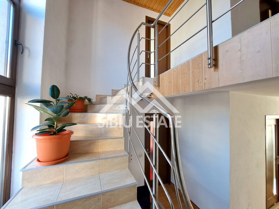 Casa Sibiu cu pivnita si garaj, curte mare - Poză 8