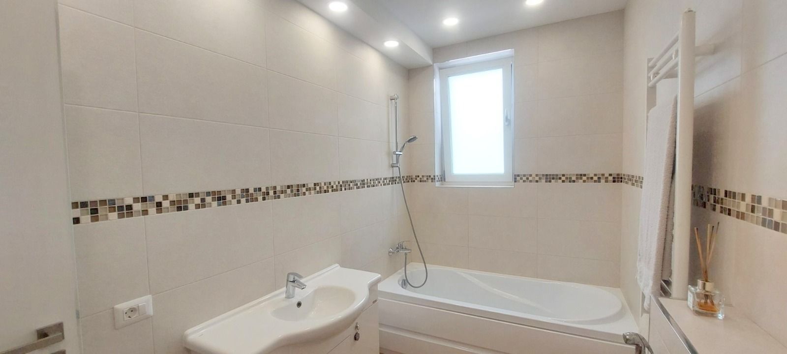 De vânzare casă premium tip duplex,  vedere spre Lacul Brates, comision 0% - Poză 14