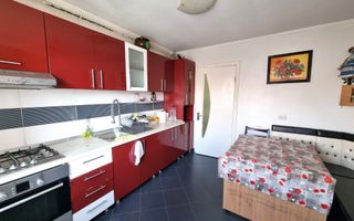 De inchiriat apartament 3 camere, zona Piata, Cetate - Poză 1