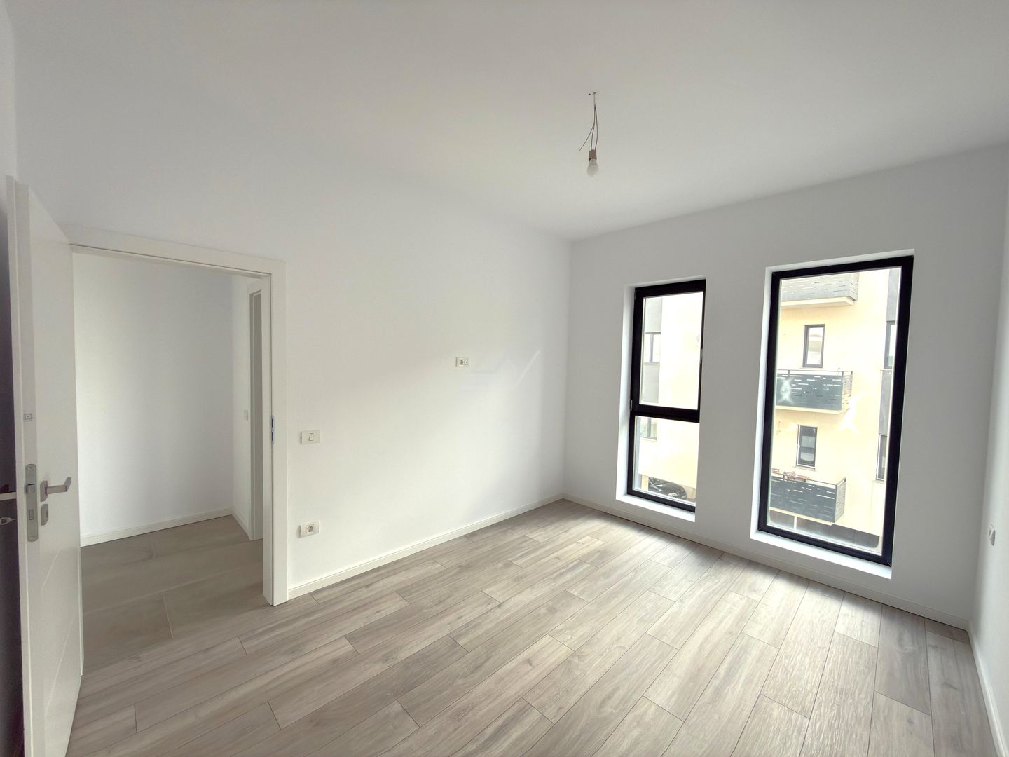 FINALIZAT. Etaj 1. Bloc la asfalt. Balcon mare. Loc de parcare. - Poză 7