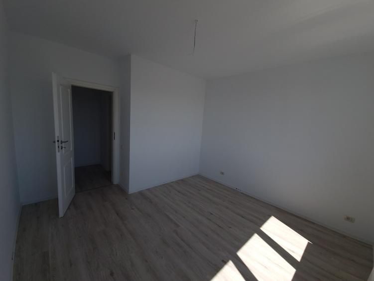 Vând apartament cu 2 camere, decomandat nou  + loc de parcare, situat in complex - Poză 10