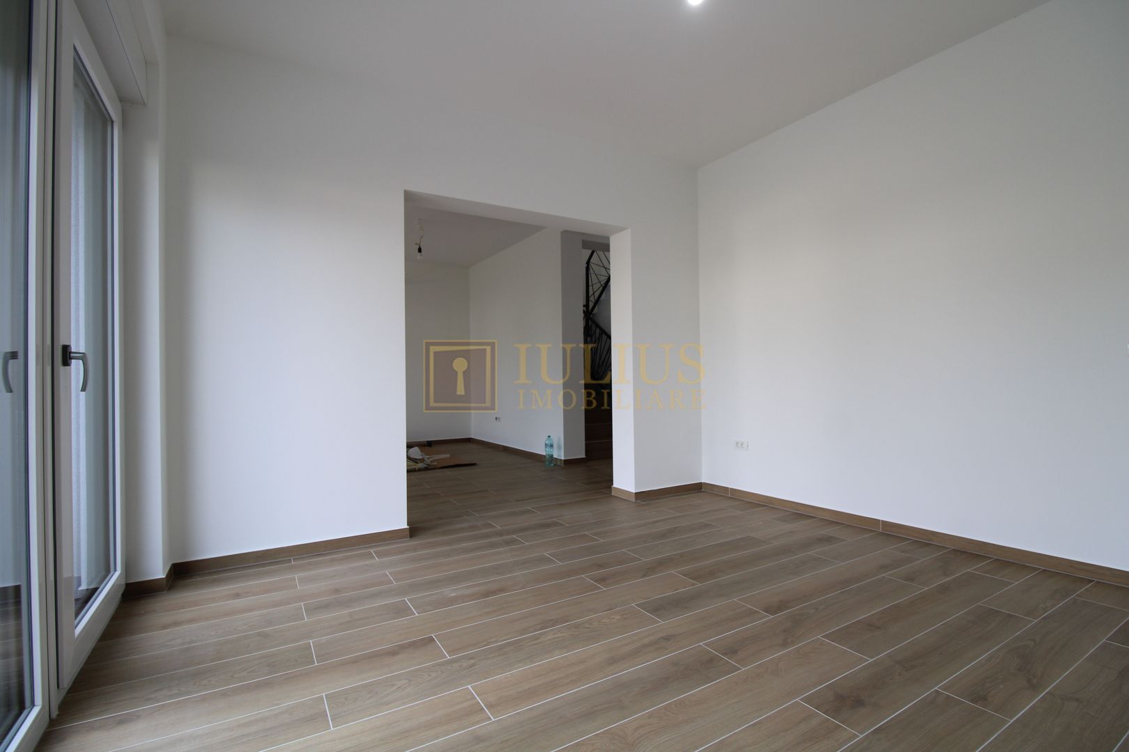 Casa zona Lunei, 5 camere + 3 bai, centrala proprie, rezidential sau birouri ! - Poză 16