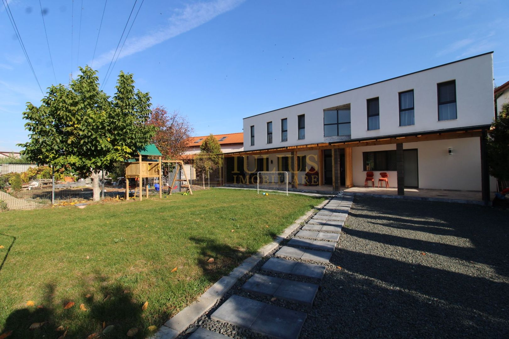 Curte, 4 apartamente, 8 camere, perfectă pt activități educaționale-Dumbravita - Poză 2