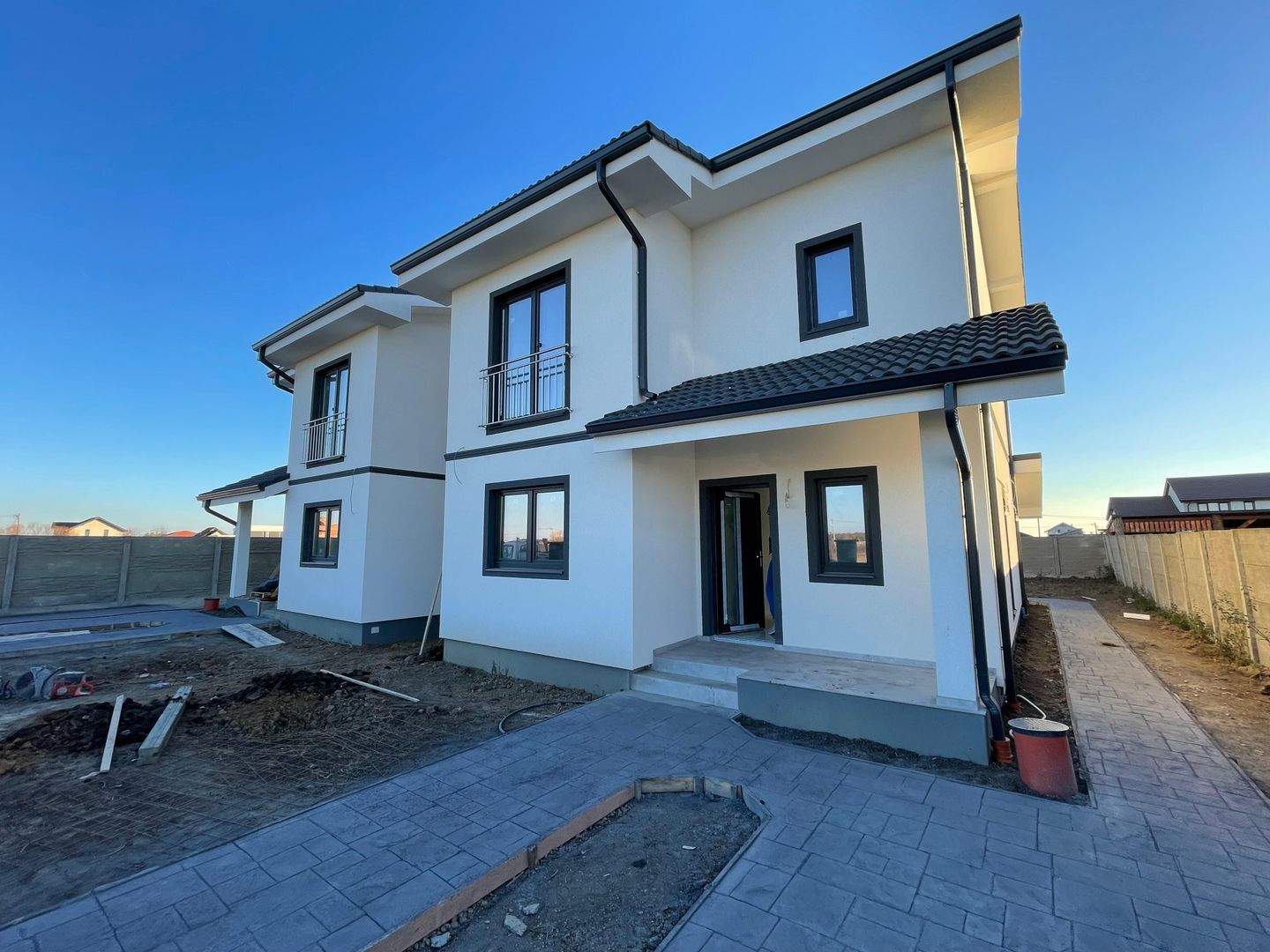 Duplex despartit prin camera tehnica - finisaje premium - Poză 1