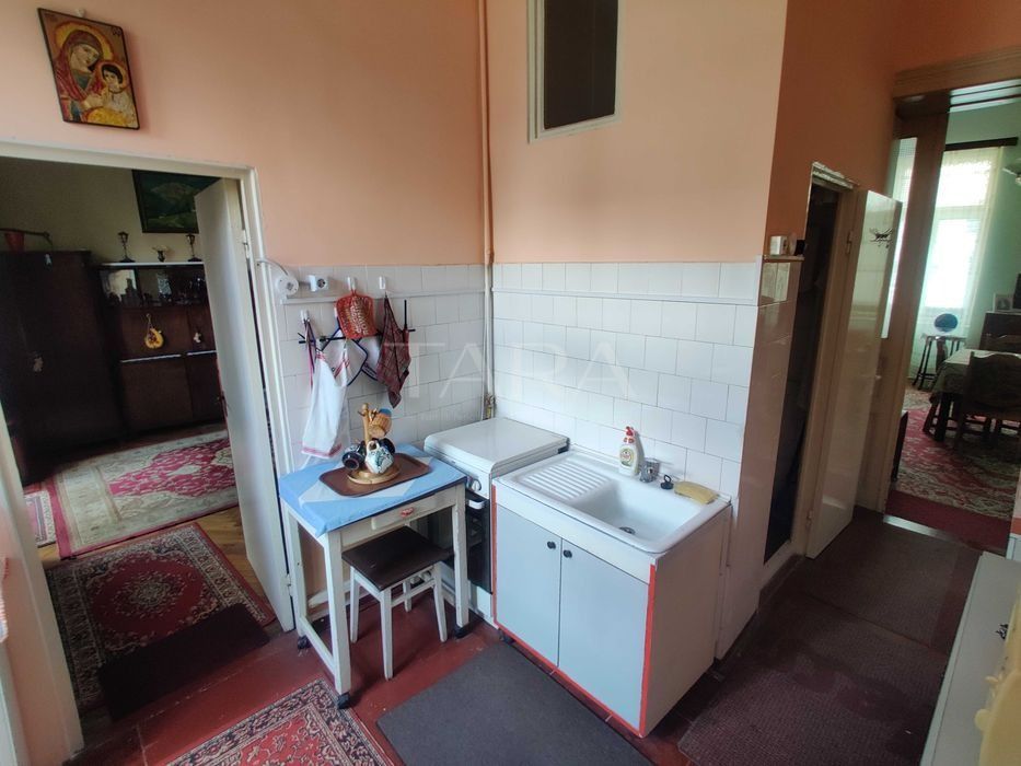 Apartament în casă interbelică, zonă centrală, curte comună și terasa - Poză 4