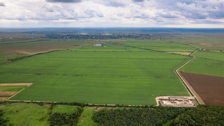 Teren arabil de 532 hectare în Mehedinți - Poză 1