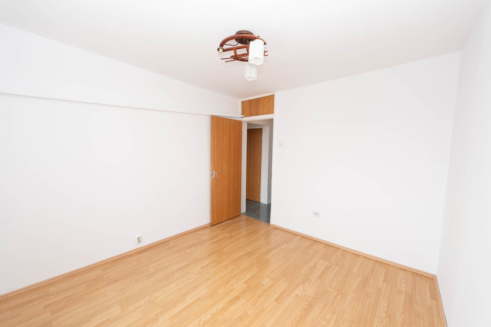 Apartament 3 camere de vanzare, decomandat, 2 bai, loc parcare, 1980 - Poză 8