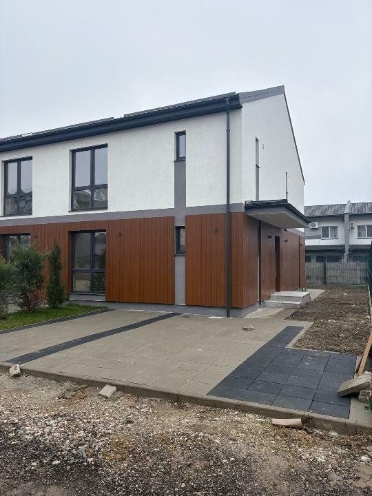 Vila moderna spatioasa - Poză 2