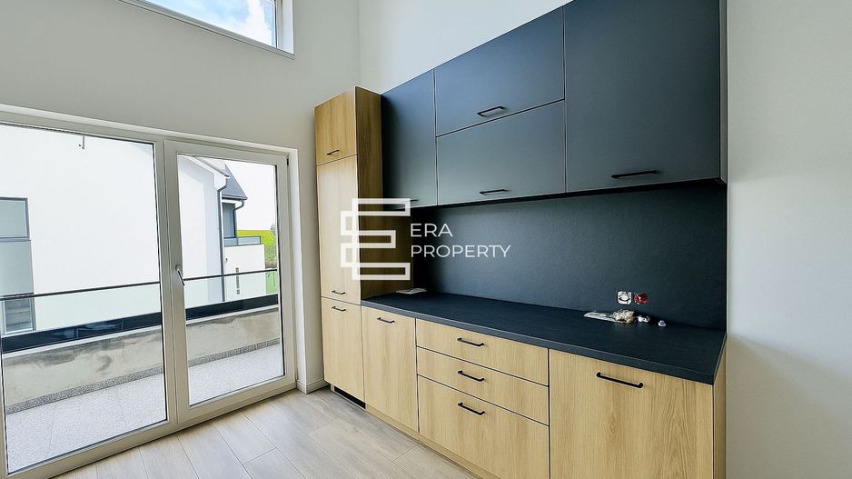 Apartament tip penthouse  partial mobilat , Intabulat,zona Cristian - Poză 1