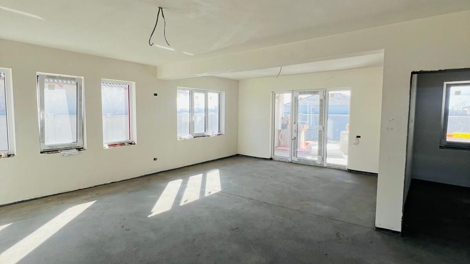 Casa finisata la cheie cu 5 camere in localitatea Santandrei - Poză 2