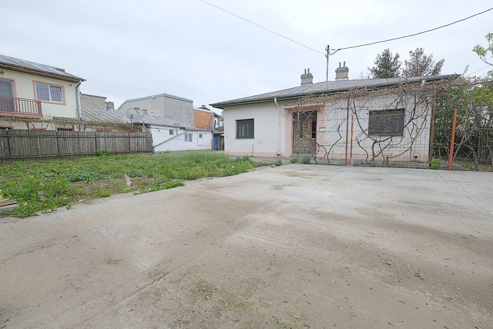 RAHOVA-Str. Muntii Carpati, cu pozitie de colt, casa si teren 580 mp. - Poză 1
