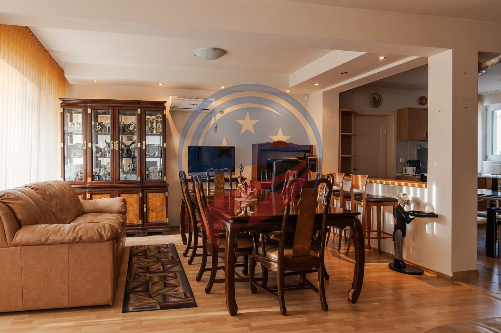 Vila superba cu cinci camere zona centrala - Poză 11