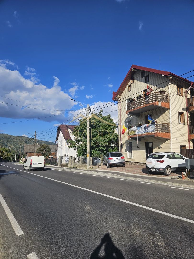 Pensiune 10 camere cu restaurant // Moieciu de Jos - Poză 3