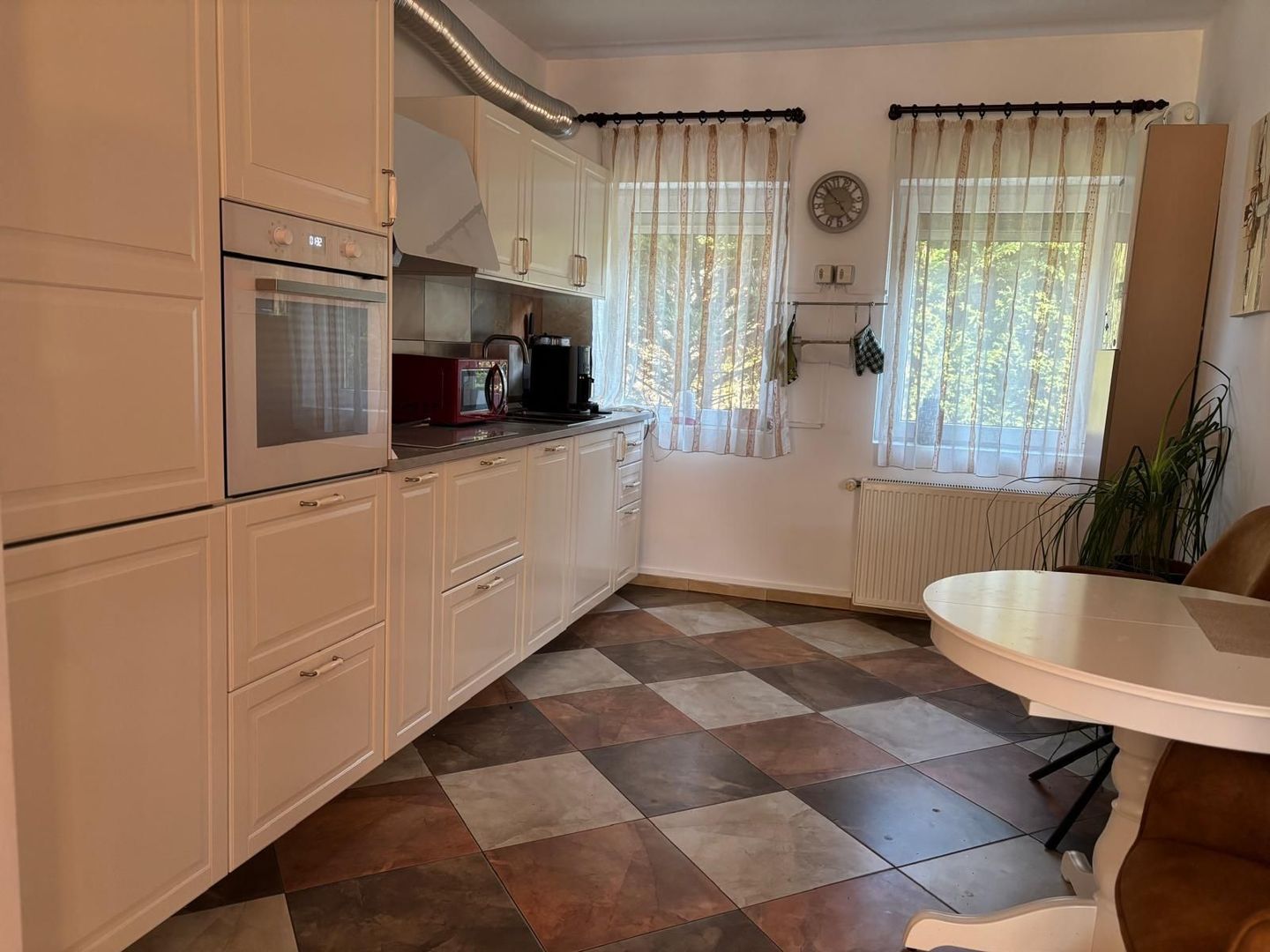 Vila deosebita aproape de padure - Poză 1