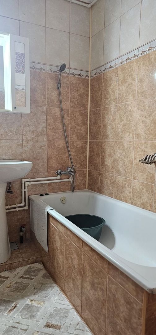 De inchiriat apartament cu 2 camere, etaj 4/4 Piata Centrala, 360 euro - Poză 3